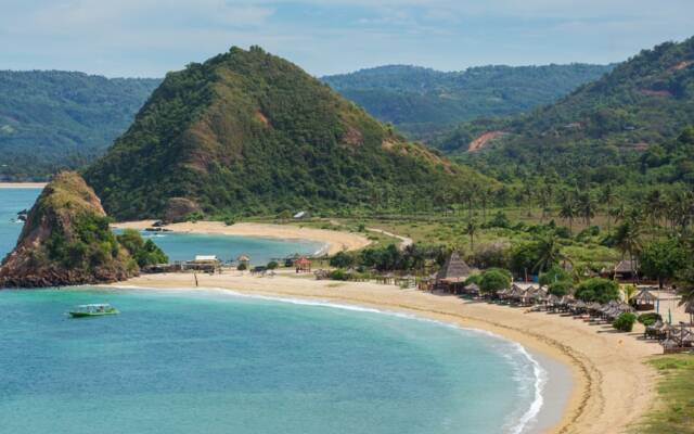 Pesona Keindahan Pantai Senggigi via Gmap @Prima Wahyudi, Informasi Umum, Lokasi Pantai Senggigi, Rute Menuju Lokasi Pantai , Keindahan Pantai Senggigi Lombok, Kondisi Pantai Senggigi, Daya Tarik Pantai Senggigi, Kegiatan Seru di Pantai Senggigi, Akomodasi di Pantai Senggigi