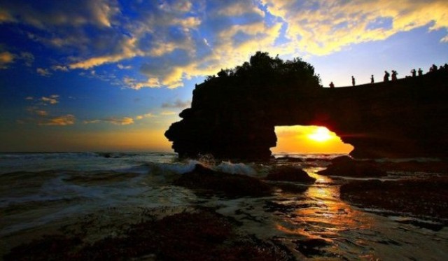 Pura batu bolong Sengigi Lombok, Informasi Umum, Lokasi Pantai Senggigi, Rute Menuju Lokasi Pantai , Keindahan Pantai Senggigi Lombok, Kondisi Pantai Senggigi, Daya Tarik Pantai Senggigi, Kegiatan Seru di Pantai Senggigi, Akomodasi di Pantai Senggigi