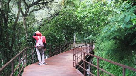 Sky Bridge Tapak Halimun, Asal Usul dari Wisata Alam Curug Maribaya, Lokasi Objek Wisata Curug Maribaya, Peta Curug Maribaya, Harga Tiket Masuk Curug Maribaya Lembang Bandung, Penginapan di dekat Curug Maribaya Bandung, Tips Liburan ke Curug Maribaya, Nomer Telepon Wisata Curug Maribaya Lembang, Kuliner Di Twig Cafe Dan Resto Langlang Buana, Spot Berfoto Sky Bridge Tapak Halimun, Ampitheatre Bale Pinton