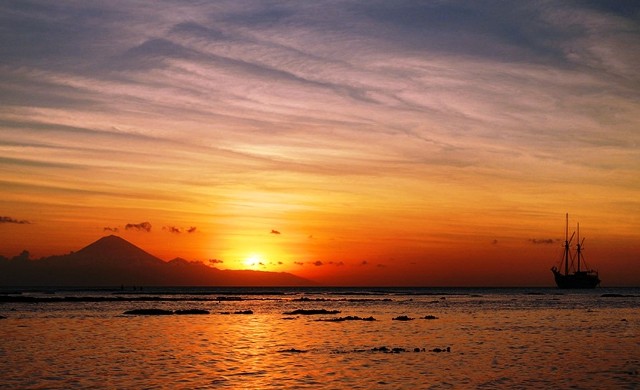 Sunset di Pantai Senggigi Lombok, Informasi Umum, Lokasi Pantai Senggigi, Rute Menuju Lokasi Pantai , Keindahan Pantai Senggigi Lombok, Kondisi Pantai Senggigi, Daya Tarik Pantai Senggigi, Kegiatan Seru di Pantai Senggigi, Akomodasi di Pantai Senggigi