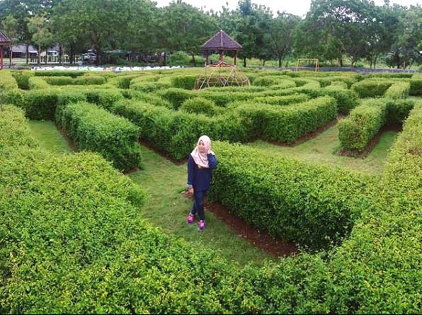Taman Labirin via Instagram.com @riyanike_arista