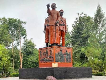 Wisata ke Monumen Soerjo