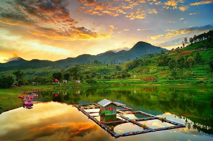 Menikmati Keindahan Telaga Wahyu di Magetan