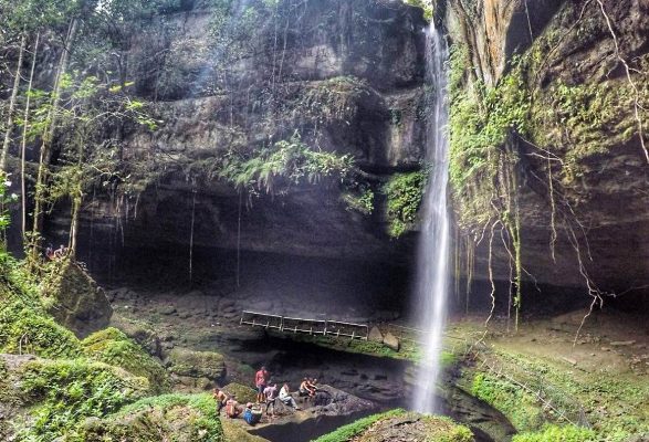 Air Terjun Lubuak Bulan - 65 Tempat Wisata di Sumatera Barat Terhits yang Wajib Dikunjungi, 1. Jam Gadang di Bukit Tinggi, 2. Istana Baso Pagaruyung, 3. Pantai Carocok Painan, 4. Lobang Jepang, 5. Pantai Padang ‘Nan Rancak Bana’ , 6. Pantai Gandoriah Pariaman, 7. Puncak Lawang Maninjau, 8. Lembah Anai , 9. Museum Adityawarman, 10. Pantai Muaro Padang & Jembatan Siti Nurbaya, 11. Pantai Kata Pariaman, 12. Benteng Fort de Kock, 13. Ngarai Sianok, 14. Pantai Cermin, 15. Wisata Pantai Caroline/Carolina, 16. Air Panas Bukik Kili, 17. Danau Maninjau, 18. Pemandian Lubuk Minturun, 19. Lembah Harau , 20. Puncak Anai (Pemandian dan Camping Ground), 21. Pesona Kepulauan Mentawai , 22. Janjang Seribu Great Wall of Koto Gadang, 23. Danau Singkarak, 24. Danau Diateh dan Danau Dibawah ( Danau Kembar ), 25. Pantai Aie Manih si Malin Kundang, 26. Pulau Cubadak, 27. Kawasan Wisata Mandeh, 28. Pulau Sikuai, 29. Tirta Alami, 30. Air Terjun Nyarai, 31. Pemandian Alam Sako Tapan, 32. Lubuak Bonta, 33. Lubuak Mato Kuciang, 34. Pemandian Alami Batang Tabik, 35. Lubuak Paraku, 36. Air Terjun Timbulun, 37. Muaro Binguang, 38. Ngalau Indah , 39. Jembatan Akar Pesisir Selatan, 40. Pulau Pasumpahan , 41. Pantai Nirwana, 42. Air Terjun Tigo Tingkek, 43. Air Terjun Sarasah Banyak Gariang, 44. Panorama Sitinjau Lauik, 45. Tapian Puti, 46. Lubuak Rantiang, 47. Sirukam Dairy Farm, 48. Puncak Gagoan, 49. Rumah Pohon Laing Park Solok, 50. Puncak Gobah, 51. Air Terjun Kapalo Banda Koto Hilalang, 52. Danau Talang – Solok, 53. Danau Dieteh dan Danau Dibawah, 54. Kebun Teh Alahan Panjang, Solok, 55. Jembatan Kelok Sembilan, 56. Air Terjun Lubuak Bulan, 57. Padang Mengatas, 58. Pulau Angso Duo Pariaman, 59. Pantai Tiram, 60. Puncak Langkisau