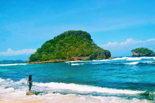 Keindahan Pantai Goa China, Lokasi Pantai Goa China Malang, Sejarah wisata Goa China, Fasilitas wisata di Goa China, Rute Menuju Pantai, Harga Tiket Masuk ke Pantai Goa China, Keunikan Pantai, Goa China