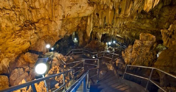 Tangga di dalam Goa Gong, Misteri Dibalik Keindahan Goa Gong Pacitan, Lokasi Gua Gong Pacitan, Rute Menuju Ke Lokasi, Harga Tiket Masuk Goa Gong, Fasilitas Goa Gong Pacitan, Keindahan Objek Wisata Goa Gong Pacitan, Hotel Dan Penginapan