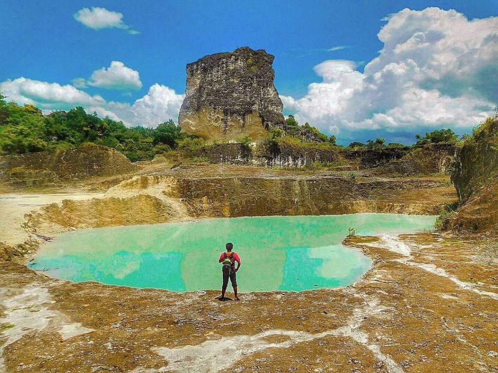 Bukit Kapur Suci, 1. Pulau Bawean, 2. Pulau Noko, 3. Pantai Pulau Cina, 4. Pulau Noko Selayar, 5. Pantai Delegan, 6. Pantai Sukaoneng, 7. Pantai Ria, 8. Pantai Kuburan Panjang, 9. Pantai Labuhan, 10. Pantai Terosan, 11. Pantai Mayangkara, 12. Bukit Kapur Sekapuk, 13. Gunung Surowiti, 14. Air Terjun Laccar, 15. Air Terjun Patar Selamat, 16. Gua Gelang Agung, 17. Air Terjun Putri, 18. Telaga Ngipik, 19. Dynasty Water World, 20. Gua Giri Gajah, 21. Prasasti Gosari, 22. Masjid Agung Gresik, 23. Sendang Banyu Biru Lowayu, 24. Tempat Petilasan Sunan Kalijaga, 25. Tempat Wisata Adenium, 26. Hutan Mangrove Ujungpangkah, 27. Air Terjun Murtalaya, 28. Gua Langsih, 29. Danau Kastoba, 30. Bukit Jamur, 31. Bukit Kapur Suci, 32. Bukit Larangan, 33. Bukit Awan Waterpark, 34. Museum Sunan Giri, 35. Pemandian Air Panas Sangkapura, 36. Bendungan Gerak Sembayat, 37. Tanjung Gaang, 37. Penangkaran Rusa, 39. Kota Lama Gresik, 40. Kampung Kemasan Gresik, 41. Klenteng Kim Hin Kiong, 42. Situs Giri Kedaton & Makam Raden Supeno, 43. Makam Sunan Maulana Malik Ibrahim, 44. Bukit Bintang Gresik, 45. Alun Alun Gresik, 46. Wahana Ekspresi Poesponegoro, 47. Top View, 48. Lembing Kopeng, 49. Telaga Pegat, 50. Wisata Petik Buah Naga, 51. Pulau Mengare, 52. Makam Siti Fatimah, 53. Masjid KH Ahmad Dahlan, 54. Pantai Karang Kering, 55. Pulau Gili, 56. Makam Sunan Prapen, 57. Pantai Mombhul, 58. Mercusuar Dusun Bom Bawean, 1. Nasi Krawu Gresik, 2. Warung Apung Rahmawati, 3. Pucoki House, 4. Dynasty Resto and Cafe, 5. Veranda Cafe and Pasta House Gresik