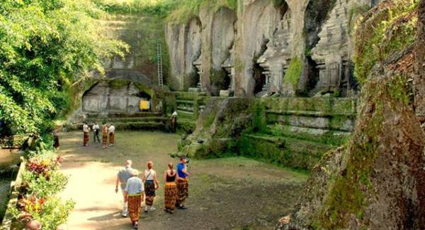 Candi Gunung Kawi, 1. Museum Blanco Renaissance, 2. Museum Seni Agung Rai, 3. Pura Puseh Desa Batuan, 4. Candi Gunung Kawi, 5. Bali Safari &amp; Marine Park, 6. Mandala Wisata Wenara Wana, 7. Museum Puri Lukisan, 8. Museum Seni Neka, 9. Goa Gajah, 10. Pasar Sukowati, 11. Pemandian Pura Tirta Empul, 12. Bali Bird Park, 13. Elephant Safari Park, 14. Kebun Binatang Bali, 15. Air Terjun Tegenungan, 16. Bukit Campuhan, 17. Taman Kupu-Kupu Kemenuh, 18. Pura Tirta Empul, 19. Pura Taman Saraswati, 20.  Air terjun Kanto lampo, 21. Air Terjun Goa Rang Reng, 22. Desa Tegalalang, 23. Arung Jeram di Sungai Ayung, 24. Taman Nusa, 25. Pantai Lebih Gianyar, 26. Bukit Jati Waterboom, 27. Sekar Bumi Farm, 28. Wisata Bali Pulina, 29. Puri Saren Agung, 30. Puri Dalem Agung Padangtegal, 31. Wisata Desa Ubud, 32. Wisata Hidden Canyon Beji Guwang, 33. Desa Wisata Nyuh Kuning, 34. Wisata Rudana Museum, 35. Wisata Monkey Forest, 36. Wisata Tari Legong Mahabharata, 37. Wisata Pasar Tradisional Di Ubud, 38. Wisata Pasar Senggol Di Ubud, 39. Wisata Desa Celuk, 40. Wisata Pura Pegulingan di Tampaksiring, 41. Wisata Pura Bukit Camplung, 42. Pura Kebo Edan, 43. Pura Dalem Sidan, 44. Wisata Desa Sidan, 45. Wisata Pantai Siyut, 46. Wisata Pantai Secret Ketewel, 47. Wisata Pura Dharma Durga Kutri, 48. Museum Pendet di Ubud, 49. Wisata Pantai Cucukan, 50. Wisata Goa Garba, 51. Wisata Desa Petulu, 52. Wisata Relief Yeh Pulu, 53. Wisata Tari Barong, 54. Wisata Candi Tebing, 55. Wisata Pantai Purnama