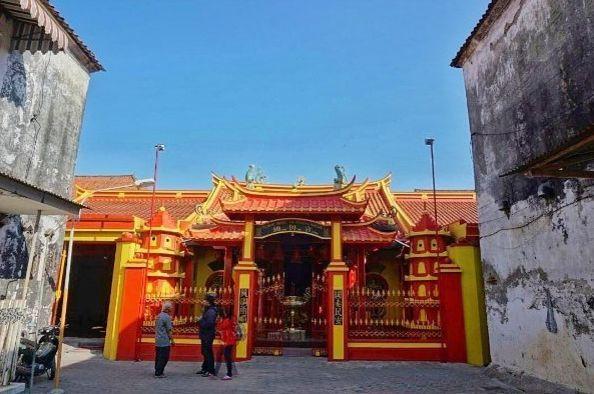 Klenteng Kim Hin Kiong via @gresiktorism, 1. Pulau Bawean, 2. Pulau Noko, 3. Pantai Pulau Cina, 4. Pulau Noko Selayar, 5. Pantai Delegan, 6. Pantai Sukaoneng, 7. Pantai Ria, 8. Pantai Kuburan Panjang, 9. Pantai Labuhan, 10. Pantai Terosan, 11. Pantai Mayangkara, 12. Bukit Kapur Sekapuk, 13. Gunung Surowiti, 14. Air Terjun Laccar, 15. Air Terjun Patar Selamat, 16. Gua Gelang Agung, 17. Air Terjun Putri, 18. Telaga Ngipik, 19. Dynasty Water World, 20. Gua Giri Gajah, 21. Prasasti Gosari, 22. Masjid Agung Gresik, 23. Sendang Banyu Biru Lowayu, 24. Tempat Petilasan Sunan Kalijaga, 25. Tempat Wisata Adenium, 26. Hutan Mangrove Ujungpangkah, 27. Air Terjun Murtalaya, 28. Gua Langsih, 29. Danau Kastoba, 30. Bukit Jamur, 31. Bukit Kapur Suci, 32. Bukit Larangan, 33. Bukit Awan Waterpark, 34. Museum Sunan Giri, 35. Pemandian Air Panas Sangkapura, 36. Bendungan Gerak Sembayat, 37. Tanjung Gaang, 37. Penangkaran Rusa, 39. Kota Lama Gresik, 40. Kampung Kemasan Gresik, 41. Klenteng Kim Hin Kiong, 42. Situs Giri Kedaton & Makam Raden Supeno, 43. Makam Sunan Maulana Malik Ibrahim, 44. Bukit Bintang Gresik, 45. Alun Alun Gresik, 46. Wahana Ekspresi Poesponegoro, 47. Top View, 48. Lembing Kopeng, 49. Telaga Pegat, 50. Wisata Petik Buah Naga, 51. Pulau Mengare, 52. Makam Siti Fatimah, 53. Masjid KH Ahmad Dahlan, 54. Pantai Karang Kering, 55. Pulau Gili, 56. Makam Sunan Prapen, 57. Pantai Mombhul, 58. Mercusuar Dusun Bom Bawean, 1. Nasi Krawu Gresik, 2. Warung Apung Rahmawati, 3. Pucoki House, 4. Dynasty Resto and Cafe, 5. Veranda Cafe and Pasta House Gresik