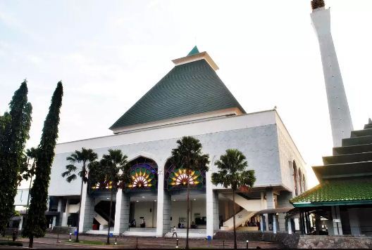 Masjid Agung Gresik, 1. Pulau Bawean, 2. Pulau Noko, 3. Pantai Pulau Cina, 4. Pulau Noko Selayar, 5. Pantai Delegan, 6. Pantai Sukaoneng, 7. Pantai Ria, 8. Pantai Kuburan Panjang, 9. Pantai Labuhan, 10. Pantai Terosan, 11. Pantai Mayangkara, 12. Bukit Kapur Sekapuk, 13. Gunung Surowiti, 14. Air Terjun Laccar, 15. Air Terjun Patar Selamat, 16. Gua Gelang Agung, 17. Air Terjun Putri, 18. Telaga Ngipik, 19. Dynasty Water World, 20. Gua Giri Gajah, 21. Prasasti Gosari, 22. Masjid Agung Gresik, 23. Sendang Banyu Biru Lowayu, 24. Tempat Petilasan Sunan Kalijaga, 25. Tempat Wisata Adenium, 26. Hutan Mangrove Ujungpangkah, 27. Air Terjun Murtalaya, 28. Gua Langsih, 29. Danau Kastoba, 30. Bukit Jamur, 31. Bukit Kapur Suci, 32. Bukit Larangan, 33. Bukit Awan Waterpark, 34. Museum Sunan Giri, 35. Pemandian Air Panas Sangkapura, 36. Bendungan Gerak Sembayat, 37. Tanjung Gaang, 37. Penangkaran Rusa, 39. Kota Lama Gresik, 40. Kampung Kemasan Gresik, 41. Klenteng Kim Hin Kiong, 42. Situs Giri Kedaton & Makam Raden Supeno, 43. Makam Sunan Maulana Malik Ibrahim, 44. Bukit Bintang Gresik, 45. Alun Alun Gresik, 46. Wahana Ekspresi Poesponegoro, 47. Top View, 48. Lembing Kopeng, 49. Telaga Pegat, 50. Wisata Petik Buah Naga, 51. Pulau Mengare, 52. Makam Siti Fatimah, 53. Masjid KH Ahmad Dahlan, 54. Pantai Karang Kering, 55. Pulau Gili, 56. Makam Sunan Prapen, 57. Pantai Mombhul, 58. Mercusuar Dusun Bom Bawean, 1. Nasi Krawu Gresik, 2. Warung Apung Rahmawati, 3. Pucoki House, 4. Dynasty Resto and Cafe, 5. Veranda Cafe and Pasta House Gresik