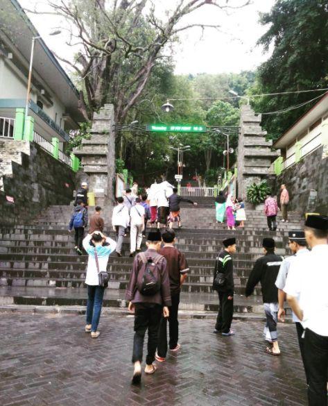 Museum Sunan Giri, 1. Pulau Bawean, 2. Pulau Noko, 3. Pantai Pulau Cina, 4. Pulau Noko Selayar, 5. Pantai Delegan, 6. Pantai Sukaoneng, 7. Pantai Ria, 8. Pantai Kuburan Panjang, 9. Pantai Labuhan, 10. Pantai Terosan, 11. Pantai Mayangkara, 12. Bukit Kapur Sekapuk, 13. Gunung Surowiti, 14. Air Terjun Laccar, 15. Air Terjun Patar Selamat, 16. Gua Gelang Agung, 17. Air Terjun Putri, 18. Telaga Ngipik, 19. Dynasty Water World, 20. Gua Giri Gajah, 21. Prasasti Gosari, 22. Masjid Agung Gresik, 23. Sendang Banyu Biru Lowayu, 24. Tempat Petilasan Sunan Kalijaga, 25. Tempat Wisata Adenium, 26. Hutan Mangrove Ujungpangkah, 27. Air Terjun Murtalaya, 28. Gua Langsih, 29. Danau Kastoba, 30. Bukit Jamur, 31. Bukit Kapur Suci, 32. Bukit Larangan, 33. Bukit Awan Waterpark, 34. Museum Sunan Giri, 35. Pemandian Air Panas Sangkapura, 36. Bendungan Gerak Sembayat, 37. Tanjung Gaang, 37. Penangkaran Rusa, 39. Kota Lama Gresik, 40. Kampung Kemasan Gresik, 41. Klenteng Kim Hin Kiong, 42. Situs Giri Kedaton & Makam Raden Supeno, 43. Makam Sunan Maulana Malik Ibrahim, 44. Bukit Bintang Gresik, 45. Alun Alun Gresik, 46. Wahana Ekspresi Poesponegoro, 47. Top View, 48. Lembing Kopeng, 49. Telaga Pegat, 50. Wisata Petik Buah Naga, 51. Pulau Mengare, 52. Makam Siti Fatimah, 53. Masjid KH Ahmad Dahlan, 54. Pantai Karang Kering, 55. Pulau Gili, 56. Makam Sunan Prapen, 57. Pantai Mombhul, 58. Mercusuar Dusun Bom Bawean, 1. Nasi Krawu Gresik, 2. Warung Apung Rahmawati, 3. Pucoki House, 4. Dynasty Resto and Cafe, 5. Veranda Cafe and Pasta House Gresik