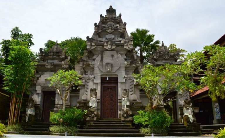 Museum Puri Lukisan, 1. Museum Blanco Renaissance, 2. Museum Seni Agung Rai, 3. Pura Puseh Desa Batuan, 4. Candi Gunung Kawi, 5. Bali Safari &amp; Marine Park, 6. Mandala Wisata Wenara Wana, 7. Museum Puri Lukisan, 8. Museum Seni Neka, 9. Goa Gajah, 10. Pasar Sukowati, 11. Pemandian Pura Tirta Empul, 12. Bali Bird Park, 13. Elephant Safari Park, 14. Kebun Binatang Bali, 15. Air Terjun Tegenungan, 16. Bukit Campuhan, 17. Taman Kupu-Kupu Kemenuh, 18. Pura Tirta Empul, 19. Pura Taman Saraswati, 20.  Air terjun Kanto lampo, 21. Air Terjun Goa Rang Reng, 22. Desa Tegalalang, 23. Arung Jeram di Sungai Ayung, 24. Taman Nusa, 25. Pantai Lebih Gianyar, 26. Bukit Jati Waterboom, 27. Sekar Bumi Farm, 28. Wisata Bali Pulina, 29. Puri Saren Agung, 30. Puri Dalem Agung Padangtegal, 31. Wisata Desa Ubud, 32. Wisata Hidden Canyon Beji Guwang, 33. Desa Wisata Nyuh Kuning, 34. Wisata Rudana Museum, 35. Wisata Monkey Forest, 36. Wisata Tari Legong Mahabharata, 37. Wisata Pasar Tradisional Di Ubud, 38. Wisata Pasar Senggol Di Ubud, 39. Wisata Desa Celuk, 40. Wisata Pura Pegulingan di Tampaksiring, 41. Wisata Pura Bukit Camplung, 42. Pura Kebo Edan, 43. Pura Dalem Sidan, 44. Wisata Desa Sidan, 45. Wisata Pantai Siyut, 46. Wisata Pantai Secret Ketewel, 47. Wisata Pura Dharma Durga Kutri, 48. Museum Pendet di Ubud, 49. Wisata Pantai Cucukan, 50. Wisata Goa Garba, 51. Wisata Desa Petulu, 52. Wisata Relief Yeh Pulu, 53. Wisata Tari Barong, 54. Wisata Candi Tebing, 55. Wisata Pantai Purnama