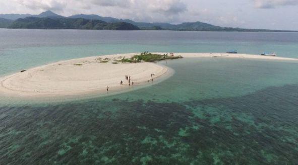 Pulau Noko Selayar via @gresiktourim, 1. Pulau Bawean, 2. Pulau Noko, 3. Pantai Pulau Cina, 4. Pulau Noko Selayar, 5. Pantai Delegan, 6. Pantai Sukaoneng, 7. Pantai Ria, 8. Pantai Kuburan Panjang, 9. Pantai Labuhan, 10. Pantai Terosan, 11. Pantai Mayangkara, 12. Bukit Kapur Sekapuk, 13. Gunung Surowiti, 14. Air Terjun Laccar, 15. Air Terjun Patar Selamat, 16. Gua Gelang Agung, 17. Air Terjun Putri, 18. Telaga Ngipik, 19. Dynasty Water World, 20. Gua Giri Gajah, 21. Prasasti Gosari, 22. Masjid Agung Gresik, 23. Sendang Banyu Biru Lowayu, 24. Tempat Petilasan Sunan Kalijaga, 25. Tempat Wisata Adenium, 26. Hutan Mangrove Ujungpangkah, 27. Air Terjun Murtalaya, 28. Gua Langsih, 29. Danau Kastoba, 30. Bukit Jamur, 31. Bukit Kapur Suci, 32. Bukit Larangan, 33. Bukit Awan Waterpark, 34. Museum Sunan Giri, 35. Pemandian Air Panas Sangkapura, 36. Bendungan Gerak Sembayat, 37. Tanjung Gaang, 37. Penangkaran Rusa, 39. Kota Lama Gresik, 40. Kampung Kemasan Gresik, 41. Klenteng Kim Hin Kiong, 42. Situs Giri Kedaton & Makam Raden Supeno, 43. Makam Sunan Maulana Malik Ibrahim, 44. Bukit Bintang Gresik, 45. Alun Alun Gresik, 46. Wahana Ekspresi Poesponegoro, 47. Top View, 48. Lembing Kopeng, 49. Telaga Pegat, 50. Wisata Petik Buah Naga, 51. Pulau Mengare, 52. Makam Siti Fatimah, 53. Masjid KH Ahmad Dahlan, 54. Pantai Karang Kering, 55. Pulau Gili, 56. Makam Sunan Prapen, 57. Pantai Mombhul, 58. Mercusuar Dusun Bom Bawean, 1. Nasi Krawu Gresik, 2. Warung Apung Rahmawati, 3. Pucoki House, 4. Dynasty Resto and Cafe, 5. Veranda Cafe and Pasta House Gresik