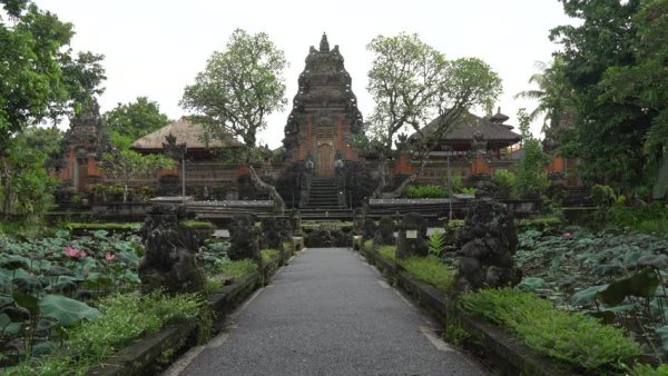 Pura Taman Saraswati, 1. Museum Blanco Renaissance, 2. Museum Seni Agung Rai, 3. Pura Puseh Desa Batuan, 4. Candi Gunung Kawi, 5. Bali Safari &amp; Marine Park, 6. Mandala Wisata Wenara Wana, 7. Museum Puri Lukisan, 8. Museum Seni Neka, 9. Goa Gajah, 10. Pasar Sukowati, 11. Pemandian Pura Tirta Empul, 12. Bali Bird Park, 13. Elephant Safari Park, 14. Kebun Binatang Bali, 15. Air Terjun Tegenungan, 16. Bukit Campuhan, 17. Taman Kupu-Kupu Kemenuh, 18. Pura Tirta Empul, 19. Pura Taman Saraswati, 20.  Air terjun Kanto lampo, 21. Air Terjun Goa Rang Reng, 22. Desa Tegalalang, 23. Arung Jeram di Sungai Ayung, 24. Taman Nusa, 25. Pantai Lebih Gianyar, 26. Bukit Jati Waterboom, 27. Sekar Bumi Farm, 28. Wisata Bali Pulina, 29. Puri Saren Agung, 30. Puri Dalem Agung Padangtegal, 31. Wisata Desa Ubud, 32. Wisata Hidden Canyon Beji Guwang, 33. Desa Wisata Nyuh Kuning, 34. Wisata Rudana Museum, 35. Wisata Monkey Forest, 36. Wisata Tari Legong Mahabharata, 37. Wisata Pasar Tradisional Di Ubud, 38. Wisata Pasar Senggol Di Ubud, 39. Wisata Desa Celuk, 40. Wisata Pura Pegulingan di Tampaksiring, 41. Wisata Pura Bukit Camplung, 42. Pura Kebo Edan, 43. Pura Dalem Sidan, 44. Wisata Desa Sidan, 45. Wisata Pantai Siyut, 46. Wisata Pantai Secret Ketewel, 47. Wisata Pura Dharma Durga Kutri, 48. Museum Pendet di Ubud, 49. Wisata Pantai Cucukan, 50. Wisata Goa Garba, 51. Wisata Desa Petulu, 52. Wisata Relief Yeh Pulu, 53. Wisata Tari Barong, 54. Wisata Candi Tebing, 55. Wisata Pantai Purnama