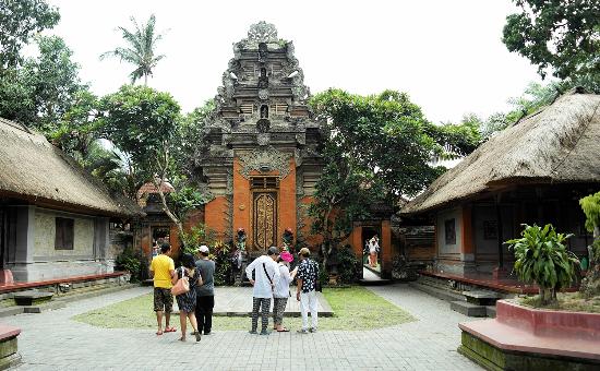 Puri Saren Agung via Tripadvisor, 1. Museum Blanco Renaissance, 2. Museum Seni Agung Rai, 3. Pura Puseh Desa Batuan, 4. Candi Gunung Kawi, 5. Bali Safari &amp; Marine Park, 6. Mandala Wisata Wenara Wana, 7. Museum Puri Lukisan, 8. Museum Seni Neka, 9. Goa Gajah, 10. Pasar Sukowati, 11. Pemandian Pura Tirta Empul, 12. Bali Bird Park, 13. Elephant Safari Park, 14. Kebun Binatang Bali, 15. Air Terjun Tegenungan, 16. Bukit Campuhan, 17. Taman Kupu-Kupu Kemenuh, 18. Pura Tirta Empul, 19. Pura Taman Saraswati, 20.  Air terjun Kanto lampo, 21. Air Terjun Goa Rang Reng, 22. Desa Tegalalang, 23. Arung Jeram di Sungai Ayung, 24. Taman Nusa, 25. Pantai Lebih Gianyar, 26. Bukit Jati Waterboom, 27. Sekar Bumi Farm, 28. Wisata Bali Pulina, 29. Puri Saren Agung, 30. Puri Dalem Agung Padangtegal, 31. Wisata Desa Ubud, 32. Wisata Hidden Canyon Beji Guwang, 33. Desa Wisata Nyuh Kuning, 34. Wisata Rudana Museum, 35. Wisata Monkey Forest, 36. Wisata Tari Legong Mahabharata, 37. Wisata Pasar Tradisional Di Ubud, 38. Wisata Pasar Senggol Di Ubud, 39. Wisata Desa Celuk, 40. Wisata Pura Pegulingan di Tampaksiring, 41. Wisata Pura Bukit Camplung, 42. Pura Kebo Edan, 43. Pura Dalem Sidan, 44. Wisata Desa Sidan, 45. Wisata Pantai Siyut, 46. Wisata Pantai Secret Ketewel, 47. Wisata Pura Dharma Durga Kutri, 48. Museum Pendet di Ubud, 49. Wisata Pantai Cucukan, 50. Wisata Goa Garba, 51. Wisata Desa Petulu, 52. Wisata Relief Yeh Pulu, 53. Wisata Tari Barong, 54. Wisata Candi Tebing, 55. Wisata Pantai Purnama