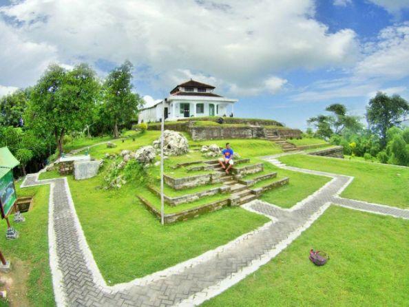 Situs Giri Kedaton & Makam Raden Supeno via @ludfi15, 1. Pulau Bawean, 2. Pulau Noko, 3. Pantai Pulau Cina, 4. Pulau Noko Selayar, 5. Pantai Delegan, 6. Pantai Sukaoneng, 7. Pantai Ria, 8. Pantai Kuburan Panjang, 9. Pantai Labuhan, 10. Pantai Terosan, 11. Pantai Mayangkara, 12. Bukit Kapur Sekapuk, 13. Gunung Surowiti, 14. Air Terjun Laccar, 15. Air Terjun Patar Selamat, 16. Gua Gelang Agung, 17. Air Terjun Putri, 18. Telaga Ngipik, 19. Dynasty Water World, 20. Gua Giri Gajah, 21. Prasasti Gosari, 22. Masjid Agung Gresik, 23. Sendang Banyu Biru Lowayu, 24. Tempat Petilasan Sunan Kalijaga, 25. Tempat Wisata Adenium, 26. Hutan Mangrove Ujungpangkah, 27. Air Terjun Murtalaya, 28. Gua Langsih, 29. Danau Kastoba, 30. Bukit Jamur, 31. Bukit Kapur Suci, 32. Bukit Larangan, 33. Bukit Awan Waterpark, 34. Museum Sunan Giri, 35. Pemandian Air Panas Sangkapura, 36. Bendungan Gerak Sembayat, 37. Tanjung Gaang, 37. Penangkaran Rusa, 39. Kota Lama Gresik, 40. Kampung Kemasan Gresik, 41. Klenteng Kim Hin Kiong, 42. Situs Giri Kedaton & Makam Raden Supeno, 43. Makam Sunan Maulana Malik Ibrahim, 44. Bukit Bintang Gresik, 45. Alun Alun Gresik, 46. Wahana Ekspresi Poesponegoro, 47. Top View, 48. Lembing Kopeng, 49. Telaga Pegat, 50. Wisata Petik Buah Naga, 51. Pulau Mengare, 52. Makam Siti Fatimah, 53. Masjid KH Ahmad Dahlan, 54. Pantai Karang Kering, 55. Pulau Gili, 56. Makam Sunan Prapen, 57. Pantai Mombhul, 58. Mercusuar Dusun Bom Bawean, 1. Nasi Krawu Gresik, 2. Warung Apung Rahmawati, 3. Pucoki House, 4. Dynasty Resto and Cafe, 5. Veranda Cafe and Pasta House Gresik