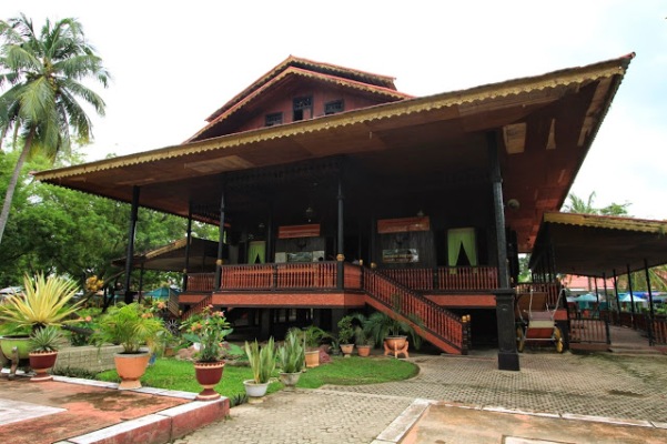 Tempat Wisata Rumah Adat Gorontalo, 1. TIARA Water Park, 2. Pantai Ratu, 3. Benteng Ulanta, 4. Pantai TAMENDAO, 5. Desa Wisata Religi Buboho Bongo, 6. Pulo Cinta Gorontalo, 7. Air Terjun Hiyaliyo Da’a, 8. Air Terjun Permai Taludaa, 9. Pantai Kurenai, 10. Pantai Dunu, 11. Wisata Laut Olele, 12. Pulau Saronde, 13. Pantai Mananggu, 14. Air Terjun Tenilo, 15. Pantai Tenilo, 16. Pantai Bolihutuo, 17. Desa Suku Bajo (Desa Torosiaje), 18. Benteng Otanaha, 19. Wisata Bahari Hiu Paus, 20. Monumen Nani Wartabone, 21. Pantai Pasir Putih Leato, 22. Menara Keagungan Limboto, 23. Pemandian Air Panas Lombongo, 24. Pantai Tangga 2000, 25. Air Terjun Ayuhulalo, 26. Pantai Indah Boalemo, 27. Pusat Karawo, 28. Pantai Botutonuo, 29. Pacuan Karapan Sapi, 30. Teluk Tomini, 31. Kolam Renang Potanga, 32. Pulau Bitila, 33. Wisata Pentadio Resort, 34. Rumah Adat Gorontalo, 35. Wisata Bukit Layang Gorontalo, 36. Masjid Walima Emas Gorontalo, 37. Danau Perintis, 38. Pulau Diyonumo, 39. Danau Limboto, 40. Taman Nasional Bogani Nani Wartabone Gorontalo