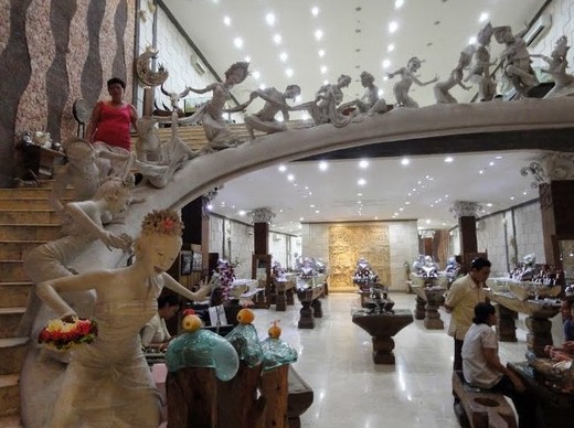 Wisata Desa Celuk, 1. Museum Blanco Renaissance, 2. Museum Seni Agung Rai, 3. Pura Puseh Desa Batuan, 4. Candi Gunung Kawi, 5. Bali Safari &amp; Marine Park, 6. Mandala Wisata Wenara Wana, 7. Museum Puri Lukisan, 8. Museum Seni Neka, 9. Goa Gajah, 10. Pasar Sukowati, 11. Pemandian Pura Tirta Empul, 12. Bali Bird Park, 13. Elephant Safari Park, 14. Kebun Binatang Bali, 15. Air Terjun Tegenungan, 16. Bukit Campuhan, 17. Taman Kupu-Kupu Kemenuh, 18. Pura Tirta Empul, 19. Pura Taman Saraswati, 20.  Air terjun Kanto lampo, 21. Air Terjun Goa Rang Reng, 22. Desa Tegalalang, 23. Arung Jeram di Sungai Ayung, 24. Taman Nusa, 25. Pantai Lebih Gianyar, 26. Bukit Jati Waterboom, 27. Sekar Bumi Farm, 28. Wisata Bali Pulina, 29. Puri Saren Agung, 30. Puri Dalem Agung Padangtegal, 31. Wisata Desa Ubud, 32. Wisata Hidden Canyon Beji Guwang, 33. Desa Wisata Nyuh Kuning, 34. Wisata Rudana Museum, 35. Wisata Monkey Forest, 36. Wisata Tari Legong Mahabharata, 37. Wisata Pasar Tradisional Di Ubud, 38. Wisata Pasar Senggol Di Ubud, 39. Wisata Desa Celuk, 40. Wisata Pura Pegulingan di Tampaksiring, 41. Wisata Pura Bukit Camplung, 42. Pura Kebo Edan, 43. Pura Dalem Sidan, 44. Wisata Desa Sidan, 45. Wisata Pantai Siyut, 46. Wisata Pantai Secret Ketewel, 47. Wisata Pura Dharma Durga Kutri, 48. Museum Pendet di Ubud, 49. Wisata Pantai Cucukan, 50. Wisata Goa Garba, 51. Wisata Desa Petulu, 52. Wisata Relief Yeh Pulu, 53. Wisata Tari Barong, 54. Wisata Candi Tebing, 55. Wisata Pantai Purnama
