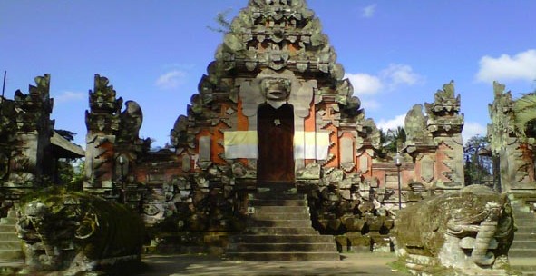 Wisata Pura Bukit Camplung, 1. Museum Blanco Renaissance, 2. Museum Seni Agung Rai, 3. Pura Puseh Desa Batuan, 4. Candi Gunung Kawi, 5. Bali Safari &amp; Marine Park, 6. Mandala Wisata Wenara Wana, 7. Museum Puri Lukisan, 8. Museum Seni Neka, 9. Goa Gajah, 10. Pasar Sukowati, 11. Pemandian Pura Tirta Empul, 12. Bali Bird Park, 13. Elephant Safari Park, 14. Kebun Binatang Bali, 15. Air Terjun Tegenungan, 16. Bukit Campuhan, 17. Taman Kupu-Kupu Kemenuh, 18. Pura Tirta Empul, 19. Pura Taman Saraswati, 20.  Air terjun Kanto lampo, 21. Air Terjun Goa Rang Reng, 22. Desa Tegalalang, 23. Arung Jeram di Sungai Ayung, 24. Taman Nusa, 25. Pantai Lebih Gianyar, 26. Bukit Jati Waterboom, 27. Sekar Bumi Farm, 28. Wisata Bali Pulina, 29. Puri Saren Agung, 30. Puri Dalem Agung Padangtegal, 31. Wisata Desa Ubud, 32. Wisata Hidden Canyon Beji Guwang, 33. Desa Wisata Nyuh Kuning, 34. Wisata Rudana Museum, 35. Wisata Monkey Forest, 36. Wisata Tari Legong Mahabharata, 37. Wisata Pasar Tradisional Di Ubud, 38. Wisata Pasar Senggol Di Ubud, 39. Wisata Desa Celuk, 40. Wisata Pura Pegulingan di Tampaksiring, 41. Wisata Pura Bukit Camplung, 42. Pura Kebo Edan, 43. Pura Dalem Sidan, 44. Wisata Desa Sidan, 45. Wisata Pantai Siyut, 46. Wisata Pantai Secret Ketewel, 47. Wisata Pura Dharma Durga Kutri, 48. Museum Pendet di Ubud, 49. Wisata Pantai Cucukan, 50. Wisata Goa Garba, 51. Wisata Desa Petulu, 52. Wisata Relief Yeh Pulu, 53. Wisata Tari Barong, 54. Wisata Candi Tebing, 55. Wisata Pantai Purnama