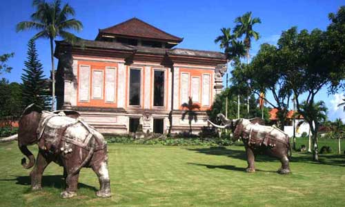 Wisata Rudana Museum, 1. Museum Blanco Renaissance, 2. Museum Seni Agung Rai, 3. Pura Puseh Desa Batuan, 4. Candi Gunung Kawi, 5. Bali Safari &amp; Marine Park, 6. Mandala Wisata Wenara Wana, 7. Museum Puri Lukisan, 8. Museum Seni Neka, 9. Goa Gajah, 10. Pasar Sukowati, 11. Pemandian Pura Tirta Empul, 12. Bali Bird Park, 13. Elephant Safari Park, 14. Kebun Binatang Bali, 15. Air Terjun Tegenungan, 16. Bukit Campuhan, 17. Taman Kupu-Kupu Kemenuh, 18. Pura Tirta Empul, 19. Pura Taman Saraswati, 20.  Air terjun Kanto lampo, 21. Air Terjun Goa Rang Reng, 22. Desa Tegalalang, 23. Arung Jeram di Sungai Ayung, 24. Taman Nusa, 25. Pantai Lebih Gianyar, 26. Bukit Jati Waterboom, 27. Sekar Bumi Farm, 28. Wisata Bali Pulina, 29. Puri Saren Agung, 30. Puri Dalem Agung Padangtegal, 31. Wisata Desa Ubud, 32. Wisata Hidden Canyon Beji Guwang, 33. Desa Wisata Nyuh Kuning, 34. Wisata Rudana Museum, 35. Wisata Monkey Forest, 36. Wisata Tari Legong Mahabharata, 37. Wisata Pasar Tradisional Di Ubud, 38. Wisata Pasar Senggol Di Ubud, 39. Wisata Desa Celuk, 40. Wisata Pura Pegulingan di Tampaksiring, 41. Wisata Pura Bukit Camplung, 42. Pura Kebo Edan, 43. Pura Dalem Sidan, 44. Wisata Desa Sidan, 45. Wisata Pantai Siyut, 46. Wisata Pantai Secret Ketewel, 47. Wisata Pura Dharma Durga Kutri, 48. Museum Pendet di Ubud, 49. Wisata Pantai Cucukan, 50. Wisata Goa Garba, 51. Wisata Desa Petulu, 52. Wisata Relief Yeh Pulu, 53. Wisata Tari Barong, 54. Wisata Candi Tebing, 55. Wisata Pantai Purnama