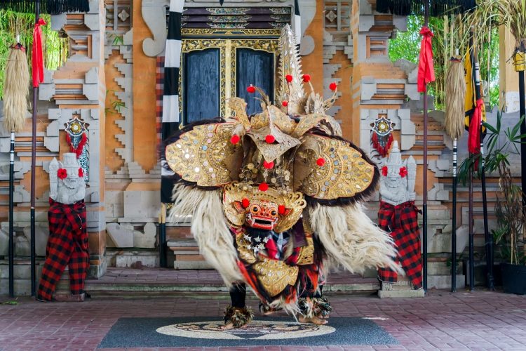 Wisata Tari Barong via shutterstock, 1. Museum Blanco Renaissance, 2. Museum Seni Agung Rai, 3. Pura Puseh Desa Batuan, 4. Candi Gunung Kawi, 5. Bali Safari &amp; Marine Park, 6. Mandala Wisata Wenara Wana, 7. Museum Puri Lukisan, 8. Museum Seni Neka, 9. Goa Gajah, 10. Pasar Sukowati, 11. Pemandian Pura Tirta Empul, 12. Bali Bird Park, 13. Elephant Safari Park, 14. Kebun Binatang Bali, 15. Air Terjun Tegenungan, 16. Bukit Campuhan, 17. Taman Kupu-Kupu Kemenuh, 18. Pura Tirta Empul, 19. Pura Taman Saraswati, 20.  Air terjun Kanto lampo, 21. Air Terjun Goa Rang Reng, 22. Desa Tegalalang, 23. Arung Jeram di Sungai Ayung, 24. Taman Nusa, 25. Pantai Lebih Gianyar, 26. Bukit Jati Waterboom, 27. Sekar Bumi Farm, 28. Wisata Bali Pulina, 29. Puri Saren Agung, 30. Puri Dalem Agung Padangtegal, 31. Wisata Desa Ubud, 32. Wisata Hidden Canyon Beji Guwang, 33. Desa Wisata Nyuh Kuning, 34. Wisata Rudana Museum, 35. Wisata Monkey Forest, 36. Wisata Tari Legong Mahabharata, 37. Wisata Pasar Tradisional Di Ubud, 38. Wisata Pasar Senggol Di Ubud, 39. Wisata Desa Celuk, 40. Wisata Pura Pegulingan di Tampaksiring, 41. Wisata Pura Bukit Camplung, 42. Pura Kebo Edan, 43. Pura Dalem Sidan, 44. Wisata Desa Sidan, 45. Wisata Pantai Siyut, 46. Wisata Pantai Secret Ketewel, 47. Wisata Pura Dharma Durga Kutri, 48. Museum Pendet di Ubud, 49. Wisata Pantai Cucukan, 50. Wisata Goa Garba, 51. Wisata Desa Petulu, 52. Wisata Relief Yeh Pulu, 53. Wisata Tari Barong, 54. Wisata Candi Tebing, 55. Wisata Pantai Purnama