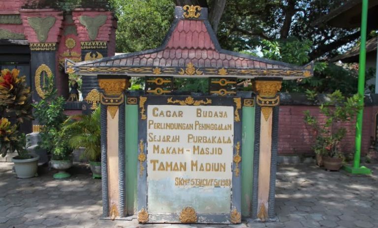 Makam dan Masjid Taman yang Legendaris
