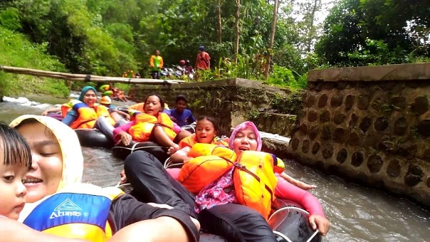 Mencoba Keseruan Brumbun Tubing Adventure via Youtube
