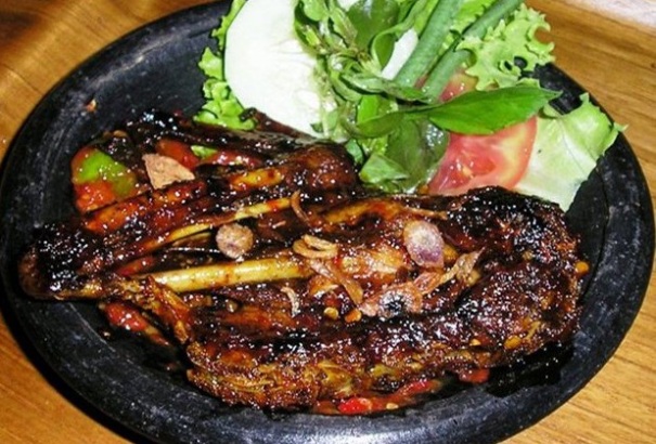 Menikmati Ayam Bakar Cobek Khas Madiun