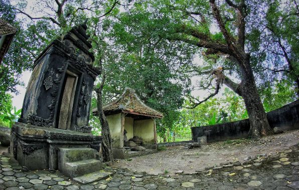 Wisata Sejarah ke Situs Nglambangan via @dhevipradana