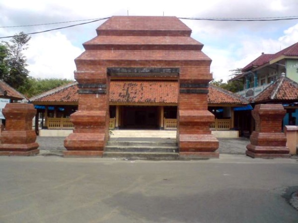 Wisata Religi Masjid Kuno Kuncen