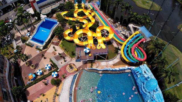 Main Air di The Wave Pondok Indah Water Park vai Nenekngluyur, 1. Monumen Nasional (Tugu Monas), 2. Taman Mini Indonesia Indah (TMII), 3. Tebet Eco Park, 4. Taman Impian Jaya Ancol, 5. Dufan (Dunia Fantasi), 6. Taman Margasatwa Ragunan, 7. Pulau Tidung, 8. Ocean Ecopark, 9. Atlantis Water Adventure, 10. Pulau Bidadari, 11. Tribeca Park, 12. Pasar Seni, 13. Jembatan Kota Intan, 14. Museum Sejarah Jakarta, 15. Museum Bank Indonesia, 16. Ice Skating di Sky Rink, 17. KidZania Jakarta, 18. Kota Tua Jakarta, 19. Grand Indonesia Mall, 20. Masjid Istiqlal, 21. Gereja Katedral Jakarta, 22. Pasar Taman Puring, 23. Taman Suropati Jakarta, 24. Museum Nasional, 25. Pasar Tanah Abang, 26. Pecinan Glodok Jakarta, 27. Sea World Indonesia, 28. Setu Babakan Jakarta, 29. Wisata Mangrove Jakarta, 30. Taman Ayodia, 31. Taman Hutan Kota Penjaringan, 32. Cibugary Farm – Wisata Edukasi Cibugary, 33. Hauwke’s Auto Gallery Kayak Museum Angkut di Malang, 34. Pondok Indah Water Park, 35. The Escape Hunt (Tutup Permanen), 36. Kemang Food Festival (Tutup), 37. Taman Kepulauan Seribu, 38. Wisata Pendidikan Pinisi, 39. Flight Experience Gandaria (Tutup Permanen), 40. Tamasya di Taman Tabebuya, 41. Museum Satria Mandala, 42. Liburan ke Museum di Tengah Kebun, 43. Kampung Main Cipulir, 44. Taman Situ Lembang, 45. Taman Ismail Marzuki, 46. Museum Joang ‘45, 47. Freedom Library (Tutup Permanen), 48. Galeri Indonesia Kaya, 49. Taman Menteng, 50. Museum Macan, 51. Museum Wayang, 52. Klenteng Jin De Yuan, 53. Museum Tekstil, 54. Rumah Si Pitung, 55. Pantai Marunda, 56. Waterbom PIK (Tutup Permanen), 57. Alive Museum Jakarta, 58. Museum Bahari, 59. Pulau Semak Daun, 60. Pulau Pramuka, 61. Pulau Kelapa, 62. Bricks 4 Kidz, 63. Museum Perangko Indonesia, 64. Taman Agrowisata Cilangkap