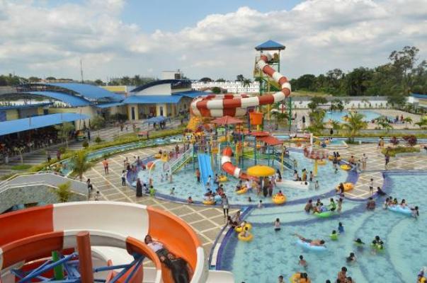 Martoba Water Park via Tripadvisor, 1. Taman Hewan Pematang Siantar, 2. Patung Dewi Kwan Im – Vihara Avalokitesvara, 3. Siantar Waterpark, 4. AIR TERJUN TURUNAN BUHIT (JABEL), 5. Air Terjun Tonduhan, 6. Air Terjun Mamabu, 7. Kebun Teh Sidamanik, 8. Pemandian Alam Aek Manik, 9. Air Terjun Bah Biak, 10. Taman BEO, 11. Pemandian Alam Swimbath, 12. Air Terjun Sampuran Widuri, 13. Museum Zoologi, 14. Museum Simalungun, 15. Pemandian Alam Sejuk (PAS), 17. Martoba Water Park, 18. Tugu Becak Pematang Siantar, 19. Air Terjun Sijambe, 20. Air Terjun Sipitu Tikka, 21. Pemandian Karang Anyar , 22. Bukit Indah Simarjarunjung, 23. Pemandian Pulau Batu, 24. Lapangan Merdeka Siantar – Taman Bunga, 25. PONDOK TEPI SAWAH