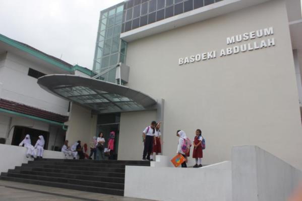 Mengunjungi Museum Basoeki Abdullah, 1. Taman Margasatwa Ragunan, 2. Tebet Eco Park, 3. Taman Menteng, 4. Kidzania Jakarta, 5. Museum Layang-layang Indonesia, 6. Playparq Kemang, 7. KidCity Transmart Cilandak, 8. Taman Langsat, 9. Taman Spathodea, 10. Hauwke’s Auto Gallery, 11. Setu Babakan, 12. Museum Basoeki Abdullah, 13. Pusat Primata Schmutzer Jakarta, 14. Taman Tabebuya, 15. Museum Satria Mandala, 16. Pondok Indah Water Park, 17. Museum di Tengah Kebun, 18. Taman Ayodia, 19. The Playground, 20. Komunitas Salihara, 21. Museum Harry Darsono, 22. Monumen Patung Dirgantara ‘Tugu Pancoran Tebet’, 23. Taman Literasi Martha Christina Tiahahu, 24. Taman Mataram, 25. Kampung Main Cipulir, 26. Hutan Kota Srengseng Sawah, 27. The Escape Hunt (Tutup), 28. Taman Sepat Pasar Minggu, 28. Taman Tangkuban Perahu, 30. PINISI EDUTAINMENT PARK, 31. Speedy Karting Pancoran (Tutup), 32. Taman Dadap Merah, 33. Flight Experience Gandaria (Tutup), 34. Belanja di Kota Kasablanka, 35. Pasar Santa, 36. Jimbaran Outdoor Tanah Abang, 37. Kemang Food Festival, 38. Rooftop Lucy in The Sky, 39. Taman Tanjung, 40. Museum Reksa Artha