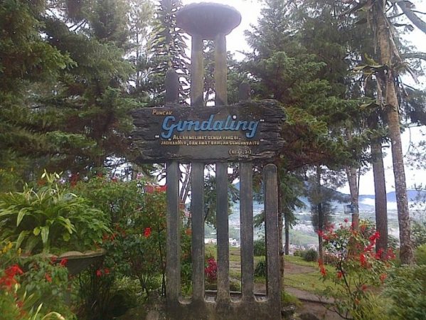 Objek Wisata Bukit Gundaling - Tempat wisata di Berastagi, 1. Objek Wisata Bukit Gundaling, 2. Destinasi Wisata Desa Peceren, 3. Liburan Seru ke Taman Alam Lumbini, 4. Wisata Sejarah di Museum Pusaka Karo Berastagi, 5. Mengunjungi Gunung Sinabung, 6. Pemandian Air Panas Lau Sidebuk – Debuk, 7. Wahana Liburan Funland Mickey Holiday, 8. Bersantai di Bukit Kubu Berastagi, 9. Menikmati Sajian Wisata Kuliner di Panatapan, 10. Pasar Buah Berastagi, 11. Spot Wisata Danau Lau Kawar, 12. Wisata Alami Air Terjun Sikulikap, 13. Gereja Inkultruratif Karo Santo Fransiskus Asisi, 14. Gundaling Farm Berastagi, 15. Berkunjung ke Kebun Raya Tongkoh, 16. Mengunjungi Kampung Tradisional Desa Lingga, 17. Trekking ke Gunung Sibayak, 18. Air Terjun Dua Warna Nan Eksotis, 19. Objek Wisata Alam Air Terjun Batu Belah, 20. Sinabung Hill Resort, 21. Penatapan, 22. Rindu Alam Resort, 23. Kebun Madu Efi, 24. Sapo Juma