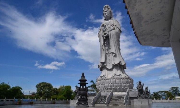 Patung Dewi Kwan Im via Enjoytourmedan, 1. Taman Hewan Pematang Siantar, 2. Patung Dewi Kwan Im – Vihara Avalokitesvara, 3. Siantar Waterpark, 4. AIR TERJUN TURUNAN BUHIT (JABEL), 5. Air Terjun Tonduhan, 6. Air Terjun Mamabu, 7. Kebun Teh Sidamanik, 8. Pemandian Alam Aek Manik, 9. Air Terjun Bah Biak, 10. Taman BEO, 11. Pemandian Alam Swimbath, 12. Air Terjun Sampuran Widuri, 13. Museum Zoologi, 14. Museum Simalungun, 15. Pemandian Alam Sejuk (PAS), 17. Martoba Water Park, 18. Tugu Becak Pematang Siantar, 19. Air Terjun Sijambe, 20. Air Terjun Sipitu Tikka, 21. Pemandian Karang Anyar , 22. Bukit Indah Simarjarunjung, 23. Pemandian Pulau Batu, 24. Lapangan Merdeka Siantar – Taman Bunga, 25. PONDOK TEPI SAWAH