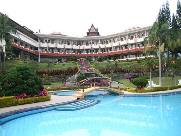 Sinabung Hill Resort via Agoda, 1. Objek Wisata Bukit Gundaling, 2. Destinasi Wisata Desa Peceren, 3. Liburan Seru ke Taman Alam Lumbini, 4. Wisata Sejarah di Museum Pusaka Karo Berastagi, 5. Mengunjungi Gunung Sinabung, 6. Pemandian Air Panas Lau Sidebuk – Debuk, 7. Wahana Liburan Funland Mickey Holiday, 8. Bersantai di Bukit Kubu Berastagi, 9. Menikmati Sajian Wisata Kuliner di Panatapan, 10. Pasar Buah Berastagi, 11. Spot Wisata Danau Lau Kawar, 12. Wisata Alami Air Terjun Sikulikap, 13. Gereja Inkultruratif Karo Santo Fransiskus Asisi, 14. Gundaling Farm Berastagi, 15. Berkunjung ke Kebun Raya Tongkoh, 16. Mengunjungi Kampung Tradisional Desa Lingga, 17. Trekking ke Gunung Sibayak, 18. Air Terjun Dua Warna Nan Eksotis, 19. Objek Wisata Alam Air Terjun Batu Belah, 20. Sinabung Hill Resort, 21. Penatapan, 22. Rindu Alam Resort, 23. Kebun Madu Efi, 24. Sapo Juma