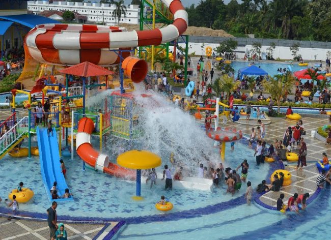 Siantar Waterpark, 1. Taman Hewan Pematang Siantar, 2. Patung Dewi Kwan Im – Vihara Avalokitesvara, 3. Siantar Waterpark, 4. AIR TERJUN TURUNAN BUHIT (JABEL), 5. Air Terjun Tonduhan, 6. Air Terjun Mamabu, 7. Kebun Teh Sidamanik, 8. Pemandian Alam Aek Manik, 9. Air Terjun Bah Biak, 10. Taman BEO, 11. Pemandian Alam Swimbath, 12. Air Terjun Sampuran Widuri, 13. Museum Zoologi, 14. Museum Simalungun, 15. Pemandian Alam Sejuk (PAS), 17. Martoba Water Park, 18. Tugu Becak Pematang Siantar, 19. Air Terjun Sijambe, 20. Air Terjun Sipitu Tikka, 21. Pemandian Karang Anyar , 22. Bukit Indah Simarjarunjung, 23. Pemandian Pulau Batu, 24. Lapangan Merdeka Siantar – Taman Bunga, 25. PONDOK TEPI SAWAH
