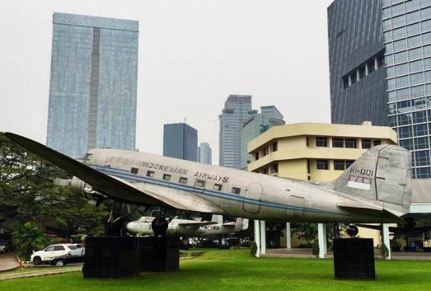 Tempat Rekreasi Museum Satria Mandala via @laudyablue, 1. Monumen Nasional (Tugu Monas), 2. Taman Mini Indonesia Indah (TMII), 3. Tebet Eco Park, 4. Taman Impian Jaya Ancol, 5. Dufan (Dunia Fantasi), 6. Taman Margasatwa Ragunan, 7. Pulau Tidung, 8. Ocean Ecopark, 9. Atlantis Water Adventure, 10. Pulau Bidadari, 11. Tribeca Park, 12. Pasar Seni, 13. Jembatan Kota Intan, 14. Museum Sejarah Jakarta, 15. Museum Bank Indonesia, 16. Ice Skating di Sky Rink, 17. KidZania Jakarta, 18. Kota Tua Jakarta, 19. Grand Indonesia Mall, 20. Masjid Istiqlal, 21. Gereja Katedral Jakarta, 22. Pasar Taman Puring, 23. Taman Suropati Jakarta, 24. Museum Nasional, 25. Pasar Tanah Abang, 26. Pecinan Glodok Jakarta, 27. Sea World Indonesia, 28. Setu Babakan Jakarta, 29. Wisata Mangrove Jakarta, 30. Taman Ayodia, 31. Taman Hutan Kota Penjaringan, 32. Cibugary Farm – Wisata Edukasi Cibugary, 33. Hauwke’s Auto Gallery Kayak Museum Angkut di Malang, 34. Pondok Indah Water Park, 35. The Escape Hunt (Tutup Permanen), 36. Kemang Food Festival (Tutup), 37. Taman Kepulauan Seribu, 38. Wisata Pendidikan Pinisi, 39. Flight Experience Gandaria (Tutup Permanen), 40. Tamasya di Taman Tabebuya, 41. Museum Satria Mandala, 42. Liburan ke Museum di Tengah Kebun, 43. Kampung Main Cipulir, 44. Taman Situ Lembang, 45. Taman Ismail Marzuki, 46. Museum Joang ‘45, 47. Freedom Library (Tutup Permanen), 48. Galeri Indonesia Kaya, 49. Taman Menteng, 50. Museum Macan, 51. Museum Wayang, 52. Klenteng Jin De Yuan, 53. Museum Tekstil, 54. Rumah Si Pitung, 55. Pantai Marunda, 56. Waterbom PIK (Tutup Permanen), 57. Alive Museum Jakarta, 58. Museum Bahari, 59. Pulau Semak Daun, 60. Pulau Pramuka, 61. Pulau Kelapa, 62. Bricks 4 Kidz, 63. Museum Perangko Indonesia, 64. Taman Agrowisata Cilangkap