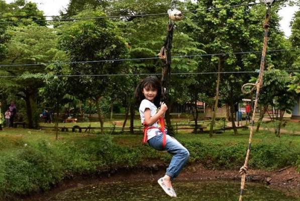 Tempat Wisata Anak di Jakarta Selatan, Kampung Main Cipulir, 1. Monumen Nasional (Tugu Monas), 2. Taman Mini Indonesia Indah (TMII), 3. Tebet Eco Park, 4. Taman Impian Jaya Ancol, 5. Dufan (Dunia Fantasi), 6. Taman Margasatwa Ragunan, 7. Pulau Tidung, 8. Ocean Ecopark, 9. Atlantis Water Adventure, 10. Pulau Bidadari, 11. Tribeca Park, 12. Pasar Seni, 13. Jembatan Kota Intan, 14. Museum Sejarah Jakarta, 15. Museum Bank Indonesia, 16. Ice Skating di Sky Rink, 17. KidZania Jakarta, 18. Kota Tua Jakarta, 19. Grand Indonesia Mall, 20. Masjid Istiqlal, 21. Gereja Katedral Jakarta, 22. Pasar Taman Puring, 23. Taman Suropati Jakarta, 24. Museum Nasional, 25. Pasar Tanah Abang, 26. Pecinan Glodok Jakarta, 27. Sea World Indonesia, 28. Setu Babakan Jakarta, 29. Wisata Mangrove Jakarta, 30. Taman Ayodia, 31. Taman Hutan Kota Penjaringan, 32. Cibugary Farm – Wisata Edukasi Cibugary, 33. Hauwke’s Auto Gallery Kayak Museum Angkut di Malang, 34. Pondok Indah Water Park, 35. The Escape Hunt (Tutup Permanen), 36. Kemang Food Festival (Tutup), 37. Taman Kepulauan Seribu, 38. Wisata Pendidikan Pinisi, 39. Flight Experience Gandaria (Tutup Permanen), 40. Tamasya di Taman Tabebuya, 41. Museum Satria Mandala, 42. Liburan ke Museum di Tengah Kebun, 43. Kampung Main Cipulir, 44. Taman Situ Lembang, 45. Taman Ismail Marzuki, 46. Museum Joang ‘45, 47. Freedom Library (Tutup Permanen), 48. Galeri Indonesia Kaya, 49. Taman Menteng, 50. Museum Macan, 51. Museum Wayang, 52. Klenteng Jin De Yuan, 53. Museum Tekstil, 54. Rumah Si Pitung, 55. Pantai Marunda, 56. Waterbom PIK (Tutup Permanen), 57. Alive Museum Jakarta, 58. Museum Bahari, 59. Pulau Semak Daun, 60. Pulau Pramuka, 61. Pulau Kelapa, 62. Bricks 4 Kidz, 63. Museum Perangko Indonesia, 64. Taman Agrowisata Cilangkap