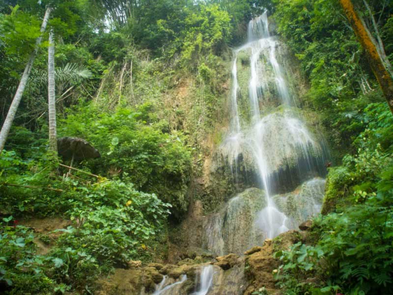 1. Air Terjun Tretes, 2. Candi Ngrimbi, 3. Goa Sigolo – Golo, 4. Goa Sriti, 5. Kedung Cinet, 6. Klenteng Hong San Kiong, 7. Gereja Mojowarno, 8. Makam Gunung Kuncung, 9. Sendang Made, 10. Sumber Penganten, 11. Tirta Wisata Keplaksari, 12. Dam Karet Sungai Brantas, 13. Masjid Agung Jombang, 14. Kelenteng Boo Hway Bio, 15. Segolo – Golo Eco Park, 16. Downhill Wana Wisata Panglungan, 17. Taman Kebon Ratu, 18. Kampoeng Djawi, 19. Kampung Durian, 20. Wana Wisata Air Sumberboto, 21. Kedung Sewu, 22. Air Terjun Sekar Pundak Sari, 23. Air Terjun Selo Lapis, 24. Air Terjun Grenjeng, 25. Air Terjun Sanggar, 26. Air Terjun Sikelip, 27. Alun – Alun Kota Jombang, 28. Ringin Contong, 29. Wisata Pujasera Kebon Rojo, 30. Air Terjun Sanggar, 31. Bukit Seloringgit, 32. Sendang Tlimo, 33. Alas Gedangan Mojoagung, 34. Waduk Jambe, 35. Embung Kudu, 36. Air Terjun Ngebleng, 37. Wisata Alam Banyu Mili, 38. Taman Ponggok Banjarsari, 39. Bukit Hijau Carangwulung, 40. Wisata Bale Tani Jombang, 41. Masjid Dr. H. Moeldoko, 42. Kawasan Makam Gus Dur, 43. Aquatics Pool, 44. Tirta Agung, 45. Banyu Biru