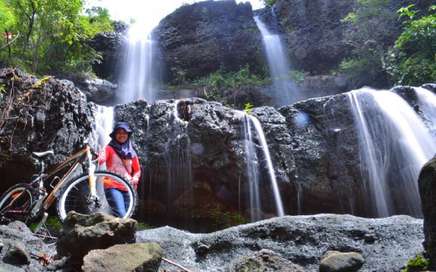 1. Air Terjun Sri Gethuk yang Indahnya Bikin Melongo , 2. Wisata Air Terjun Banyunibo, 3. Air Terjun Kedung Kandang, 4. Curug Gedhe yang Seru Buat Nyebur, 5. Kiendahan Curug Sidoharjo, 6. Liburan Seru di Air Terjun Luweng Sampang, 7. Air Terjun Lepo Bikin Lupo Waktu, 8. Air Terjun Kembang Soka yang Bisa Mandi Suka-suka, 9. Air Terjun Pantai Jogan, 10. Air Terjun Grojogan Sewu, 11. Air Terjun Tlogo Muncar Kaliurang, 12. Keindahan Air Terjun Jurang Pulosari yang masih Perawan, 13. Objek Wisata Alam Air Terjun Randusari, 14. Liburan ke Air Terjun Kedung Pengilon, 15. Menjamah Air Terjun Perawan Sidoharjo, 16. Air Terjun Kedung Pedut, 17. Air Terjun Setawing, 18. Taman Sungai Mudal, 19. Air Terjun Kedung Bendo, 20. Air Terjun Seribu Batu, 21. Air Terjun Tuwondo, 22. Menenangkan pikiran di Air Terjun Indah Gedangsari, 23. Wisata Alam Grojogan Pucung, 24. Air Terjun Pantai Unik di Jogan, 25. Wisata Alam plus Religi di Air Terjun Goa Selarong, 26. Curug Watu Jonggol, 27. Air Terjun Parangtritis