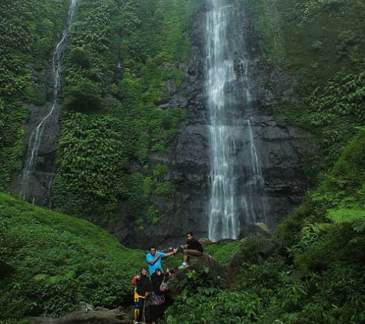 1. Air Terjun Tretes, 2. Candi Ngrimbi, 3. Goa Sigolo – Golo, 4. Goa Sriti, 5. Kedung Cinet, 6. Klenteng Hong San Kiong, 7. Gereja Mojowarno, 8. Makam Gunung Kuncung, 9. Sendang Made, 10. Sumber Penganten, 11. Tirta Wisata Keplaksari, 12. Dam Karet Sungai Brantas, 13. Masjid Agung Jombang, 14. Kelenteng Boo Hway Bio, 15. Segolo – Golo Eco Park, 16. Downhill Wana Wisata Panglungan, 17. Taman Kebon Ratu, 18. Kampoeng Djawi, 19. Kampung Durian, 20. Wana Wisata Air Sumberboto, 21. Kedung Sewu, 22. Air Terjun Sekar Pundak Sari, 23. Air Terjun Selo Lapis, 24. Air Terjun Grenjeng, 25. Air Terjun Sanggar, 26. Air Terjun Sikelip, 27. Alun – Alun Kota Jombang, 28. Ringin Contong, 29. Wisata Pujasera Kebon Rojo, 30. Air Terjun Sanggar, 31. Bukit Seloringgit, 32. Sendang Tlimo, 33. Alas Gedangan Mojoagung, 34. Waduk Jambe, 35. Embung Kudu, 36. Air Terjun Ngebleng, 37. Wisata Alam Banyu Mili, 38. Taman Ponggok Banjarsari, 39. Bukit Hijau Carangwulung, 40. Wisata Bale Tani Jombang, 41. Masjid Dr. H. Moeldoko, 42. Kawasan Makam Gus Dur, 43. Aquatics Pool, 44. Tirta Agung, 45. Banyu Biru