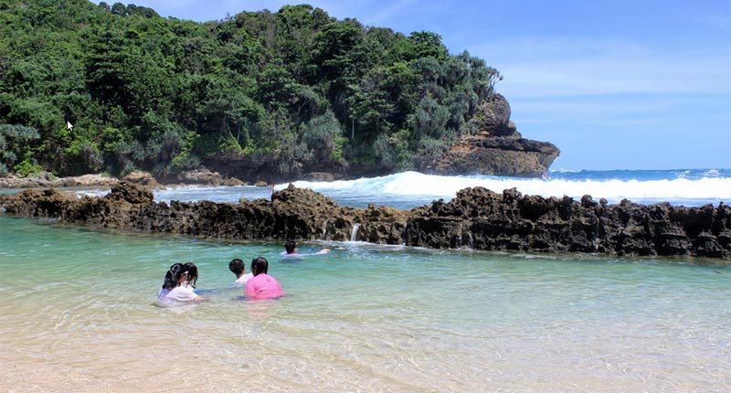 Berendam di Pantai Batu Bengkung, 1. Pantai Ngliyep, 2. Pantai Clungup, 3. Pantai Kondang Merak, 4. Pantai Goa Cina, 5. Pantai Banyu Anjlok, 6. Pantai Sendang Biru, 7. Pantai Batu Bengkung, 8. Pantai Balekambang, 9. Pantai Modangan, 10. Pantai Bajul Mati