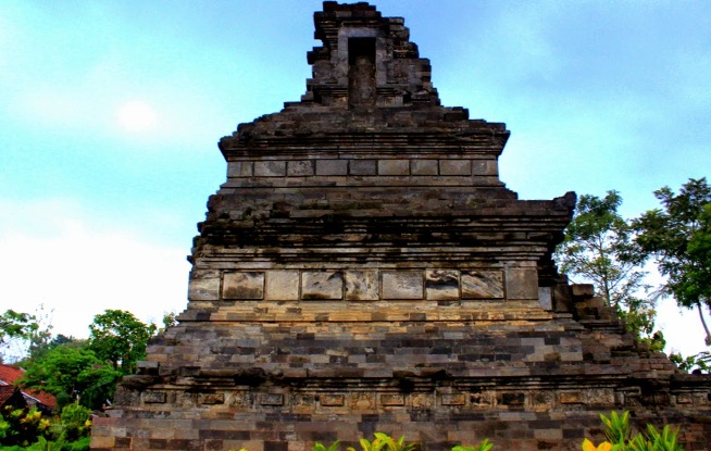 1. Air Terjun Tretes, 2. Candi Ngrimbi, 3. Goa Sigolo – Golo, 4. Goa Sriti, 5. Kedung Cinet, 6. Klenteng Hong San Kiong, 7. Gereja Mojowarno, 8. Makam Gunung Kuncung, 9. Sendang Made, 10. Sumber Penganten, 11. Tirta Wisata Keplaksari, 12. Dam Karet Sungai Brantas, 13. Masjid Agung Jombang, 14. Kelenteng Boo Hway Bio, 15. Segolo – Golo Eco Park, 16. Downhill Wana Wisata Panglungan, 17. Taman Kebon Ratu, 18. Kampoeng Djawi, 19. Kampung Durian, 20. Wana Wisata Air Sumberboto, 21. Kedung Sewu, 22. Air Terjun Sekar Pundak Sari, 23. Air Terjun Selo Lapis, 24. Air Terjun Grenjeng, 25. Air Terjun Sanggar, 26. Air Terjun Sikelip, 27. Alun – Alun Kota Jombang, 28. Ringin Contong, 29. Wisata Pujasera Kebon Rojo, 30. Air Terjun Sanggar, 31. Bukit Seloringgit, 32. Sendang Tlimo, 33. Alas Gedangan Mojoagung, 34. Waduk Jambe, 35. Embung Kudu, 36. Air Terjun Ngebleng, 37. Wisata Alam Banyu Mili, 38. Taman Ponggok Banjarsari, 39. Bukit Hijau Carangwulung, 40. Wisata Bale Tani Jombang, 41. Masjid Dr. H. Moeldoko, 42. Kawasan Makam Gus Dur, 43. Aquatics Pool, 44. Tirta Agung, 45. Banyu Biru