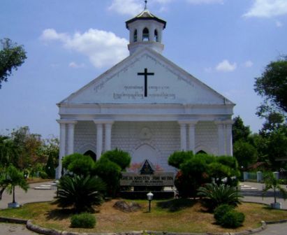 1. Air Terjun Tretes, 2. Candi Ngrimbi, 3. Goa Sigolo – Golo, 4. Goa Sriti, 5. Kedung Cinet, 6. Klenteng Hong San Kiong, 7. Gereja Mojowarno, 8. Makam Gunung Kuncung, 9. Sendang Made, 10. Sumber Penganten, 11. Tirta Wisata Keplaksari, 12. Dam Karet Sungai Brantas, 13. Masjid Agung Jombang, 14. Kelenteng Boo Hway Bio, 15. Segolo – Golo Eco Park, 16. Downhill Wana Wisata Panglungan, 17. Taman Kebon Ratu, 18. Kampoeng Djawi, 19. Kampung Durian, 20. Wana Wisata Air Sumberboto, 21. Kedung Sewu, 22. Air Terjun Sekar Pundak Sari, 23. Air Terjun Selo Lapis, 24. Air Terjun Grenjeng, 25. Air Terjun Sanggar, 26. Air Terjun Sikelip, 27. Alun – Alun Kota Jombang, 28. Ringin Contong, 29. Wisata Pujasera Kebon Rojo, 30. Air Terjun Sanggar, 31. Bukit Seloringgit, 32. Sendang Tlimo, 33. Alas Gedangan Mojoagung, 34. Waduk Jambe, 35. Embung Kudu, 36. Air Terjun Ngebleng, 37. Wisata Alam Banyu Mili, 38. Taman Ponggok Banjarsari, 39. Bukit Hijau Carangwulung, 40. Wisata Bale Tani Jombang, 41. Masjid Dr. H. Moeldoko, 42. Kawasan Makam Gus Dur, 43. Aquatics Pool, 44. Tirta Agung, 45. Banyu Biru