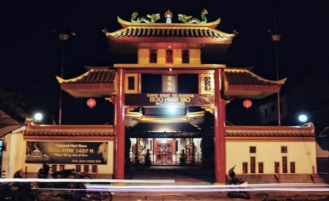 1. Air Terjun Tretes, 2. Candi Ngrimbi, 3. Goa Sigolo – Golo, 4. Goa Sriti, 5. Kedung Cinet, 6. Klenteng Hong San Kiong, 7. Gereja Mojowarno, 8. Makam Gunung Kuncung, 9. Sendang Made, 10. Sumber Penganten, 11. Tirta Wisata Keplaksari, 12. Dam Karet Sungai Brantas, 13. Masjid Agung Jombang, 14. Kelenteng Boo Hway Bio, 15. Segolo – Golo Eco Park, 16. Downhill Wana Wisata Panglungan, 17. Taman Kebon Ratu, 18. Kampoeng Djawi, 19. Kampung Durian, 20. Wana Wisata Air Sumberboto, 21. Kedung Sewu, 22. Air Terjun Sekar Pundak Sari, 23. Air Terjun Selo Lapis, 24. Air Terjun Grenjeng, 25. Air Terjun Sanggar, 26. Air Terjun Sikelip, 27. Alun – Alun Kota Jombang, 28. Ringin Contong, 29. Wisata Pujasera Kebon Rojo, 30. Air Terjun Sanggar, 31. Bukit Seloringgit, 32. Sendang Tlimo, 33. Alas Gedangan Mojoagung, 34. Waduk Jambe, 35. Embung Kudu, 36. Air Terjun Ngebleng, 37. Wisata Alam Banyu Mili, 38. Taman Ponggok Banjarsari, 39. Bukit Hijau Carangwulung, 40. Wisata Bale Tani Jombang, 41. Masjid Dr. H. Moeldoko, 42. Kawasan Makam Gus Dur, 43. Aquatics Pool, 44. Tirta Agung, 45. Banyu Biru
