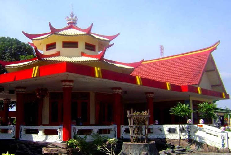 1. Air Terjun Tretes, 2. Candi Ngrimbi, 3. Goa Sigolo – Golo, 4. Goa Sriti, 5. Kedung Cinet, 6. Klenteng Hong San Kiong, 7. Gereja Mojowarno, 8. Makam Gunung Kuncung, 9. Sendang Made, 10. Sumber Penganten, 11. Tirta Wisata Keplaksari, 12. Dam Karet Sungai Brantas, 13. Masjid Agung Jombang, 14. Kelenteng Boo Hway Bio, 15. Segolo – Golo Eco Park, 16. Downhill Wana Wisata Panglungan, 17. Taman Kebon Ratu, 18. Kampoeng Djawi, 19. Kampung Durian, 20. Wana Wisata Air Sumberboto, 21. Kedung Sewu, 22. Air Terjun Sekar Pundak Sari, 23. Air Terjun Selo Lapis, 24. Air Terjun Grenjeng, 25. Air Terjun Sanggar, 26. Air Terjun Sikelip, 27. Alun – Alun Kota Jombang, 28. Ringin Contong, 29. Wisata Pujasera Kebon Rojo, 30. Air Terjun Sanggar, 31. Bukit Seloringgit, 32. Sendang Tlimo, 33. Alas Gedangan Mojoagung, 34. Waduk Jambe, 35. Embung Kudu, 36. Air Terjun Ngebleng, 37. Wisata Alam Banyu Mili, 38. Taman Ponggok Banjarsari, 39. Bukit Hijau Carangwulung, 40. Wisata Bale Tani Jombang, 41. Masjid Dr. H. Moeldoko, 42. Kawasan Makam Gus Dur, 43. Aquatics Pool, 44. Tirta Agung, 45. Banyu Biru