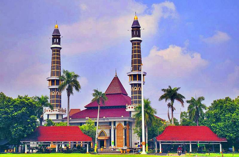 1. Air Terjun Tretes, 2. Candi Ngrimbi, 3. Goa Sigolo – Golo, 4. Goa Sriti, 5. Kedung Cinet, 6. Klenteng Hong San Kiong, 7. Gereja Mojowarno, 8. Makam Gunung Kuncung, 9. Sendang Made, 10. Sumber Penganten, 11. Tirta Wisata Keplaksari, 12. Dam Karet Sungai Brantas, 13. Masjid Agung Jombang, 14. Kelenteng Boo Hway Bio, 15. Segolo – Golo Eco Park, 16. Downhill Wana Wisata Panglungan, 17. Taman Kebon Ratu, 18. Kampoeng Djawi, 19. Kampung Durian, 20. Wana Wisata Air Sumberboto, 21. Kedung Sewu, 22. Air Terjun Sekar Pundak Sari, 23. Air Terjun Selo Lapis, 24. Air Terjun Grenjeng, 25. Air Terjun Sanggar, 26. Air Terjun Sikelip, 27. Alun – Alun Kota Jombang, 28. Ringin Contong, 29. Wisata Pujasera Kebon Rojo, 30. Air Terjun Sanggar, 31. Bukit Seloringgit, 32. Sendang Tlimo, 33. Alas Gedangan Mojoagung, 34. Waduk Jambe, 35. Embung Kudu, 36. Air Terjun Ngebleng, 37. Wisata Alam Banyu Mili, 38. Taman Ponggok Banjarsari, 39. Bukit Hijau Carangwulung, 40. Wisata Bale Tani Jombang, 41. Masjid Dr. H. Moeldoko, 42. Kawasan Makam Gus Dur, 43. Aquatics Pool, 44. Tirta Agung, 45. Banyu Biru