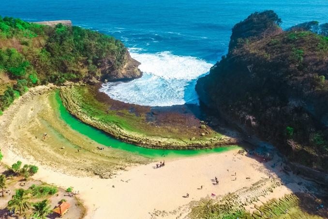 Pantai Batu Bengkung Malang, 1. Gunung Bromo, 2. Pantai Pasir Putih, 3. Telaga Sarangan, 4. Ranu Kumbolo Gunung Semeru, 5. Pulau Sempu, 6. Pantai Plengkung, 7. Pantai Bandealit, 8. Pantai Sendang Biru, 9. Pulau Merah, 10. Pantai Balekambang, 11. Kawah Ijen Banyuwangi , 12. Jawa Timur Park (Jatim Park) 1, 13. House of Sampoerna, 14. Wisata Bahari Lamongan , 15. Pantai Papuma Jember, 16. Gunung Kelud Kediri, 17. Maharani Zoo & Goa, 18. Pemandian Air Panas Cangar Jawa Timur, 19. Arung Jeram Songa Probolinggo, 20. Air Terjun Madakaripura Probolinggo, 21. Air Terjun Coban Rondo, 22. Puncak B-29, 23. Simpang Lima Gumul – KEDIRI, 24. Gumul Paradise Island Kediri, 25. Taman Langit Gunung Banyak, 26. Jatim Park 2 Malang, 27. Taman Rekreasi Selecta, 28. Wisata Bukit Jaddhih, 29. Air Terjun Dlundung, 30. Predator Fun Park Batu, 31. Eco Green Park, 32. Taman Bungkul, 33. Pantai Batu Bengkung, 34. Air Terjun Putuk Truno, 35. The Grand Taman Safari Prigen Jawa Timur, 36. Pantai Kelapa Tuban, 37. Air Terjun Sedudo