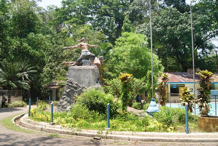 1. Air Terjun Tretes, 2. Candi Ngrimbi, 3. Goa Sigolo – Golo, 4. Goa Sriti, 5. Kedung Cinet, 6. Klenteng Hong San Kiong, 7. Gereja Mojowarno, 8. Makam Gunung Kuncung, 9. Sendang Made, 10. Sumber Penganten, 11. Tirta Wisata Keplaksari, 12. Dam Karet Sungai Brantas, 13. Masjid Agung Jombang, 14. Kelenteng Boo Hway Bio, 15. Segolo – Golo Eco Park, 16. Downhill Wana Wisata Panglungan, 17. Taman Kebon Ratu, 18. Kampoeng Djawi, 19. Kampung Durian, 20. Wana Wisata Air Sumberboto, 21. Kedung Sewu, 22. Air Terjun Sekar Pundak Sari, 23. Air Terjun Selo Lapis, 24. Air Terjun Grenjeng, 25. Air Terjun Sanggar, 26. Air Terjun Sikelip, 27. Alun – Alun Kota Jombang, 28. Ringin Contong, 29. Wisata Pujasera Kebon Rojo, 30. Air Terjun Sanggar, 31. Bukit Seloringgit, 32. Sendang Tlimo, 33. Alas Gedangan Mojoagung, 34. Waduk Jambe, 35. Embung Kudu, 36. Air Terjun Ngebleng, 37. Wisata Alam Banyu Mili, 38. Taman Ponggok Banjarsari, 39. Bukit Hijau Carangwulung, 40. Wisata Bale Tani Jombang, 41. Masjid Dr. H. Moeldoko, 42. Kawasan Makam Gus Dur, 43. Aquatics Pool, 44. Tirta Agung, 45. Banyu Biru